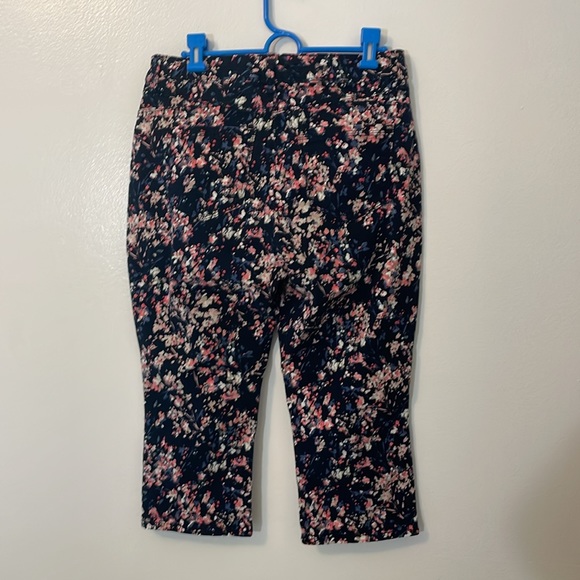 Bandolino size 8 capris pants blue with white and pink flowers floral print - Picture 3 of 8